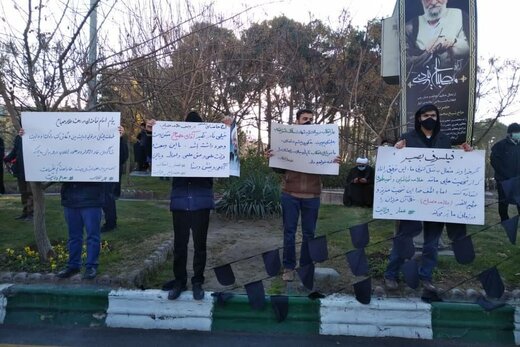 درخواست تندروها برای محاکمه روحانی لاریجانی و ظریف در حاشیه مراسم تشییع آیت الله مصباح