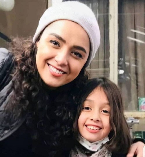 قابی دو نفره از ترانه علیدوستی و دخترش «حنا» قابی دو نفره از ترانه علیدوستی و دخترش «حنا»