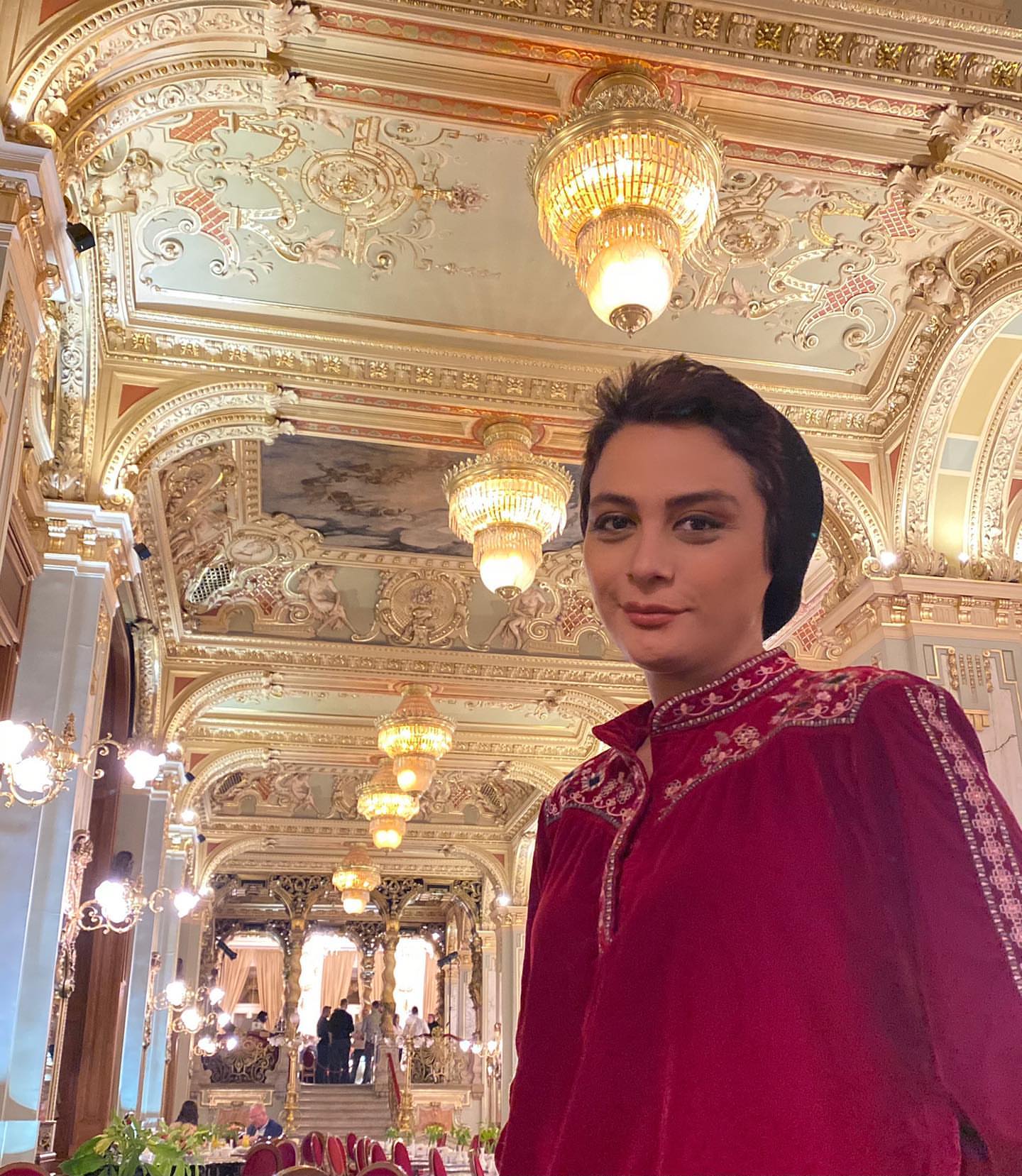 بی حجابی مونا و مارال فرجاد در کاخ سلطنتی/عکس بی حجابی مونا و مارال فرجاد در کاخ سلطنتی/عکس