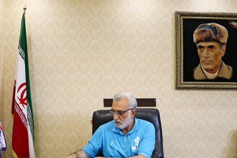 یک پیشکسوت فوتبال عزیزی خادم را شست و پهن کرد یک پیشکسوت فوتبال عزیزی خادم را شست و پهن کرد