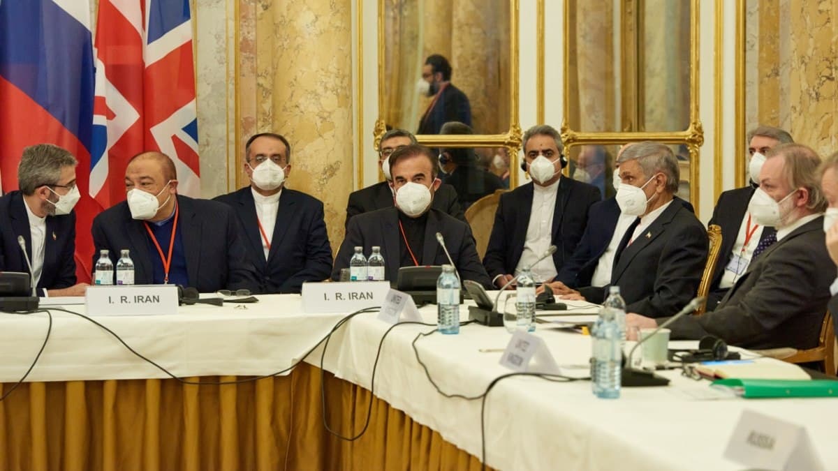 با توجه به لزوم اتخاذ تصمیمات سیاسی، هیأتهای مذاکره کننده در وین برای مشورت و رایزنی به پایتختها برگشتند با توجه به لزوم اتخاذ تصمیمات سیاسی، هیأتهای مذاکره کننده در وین برای مشورت و رایزنی به پایتختها برگشتند