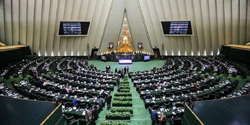 شرق: شکایت باندی و جناحی از روحانی ، تمسخر امر نظارت از سوی مجلس است