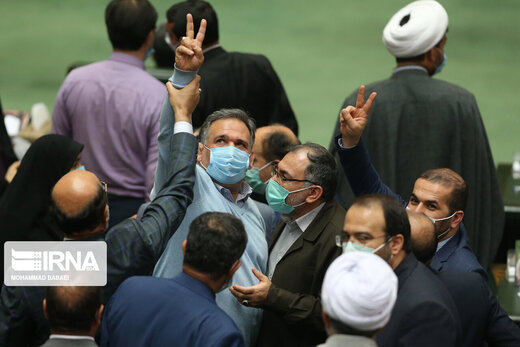 چرا مجلس یازدهم منتقد دولت شده؟/ مگر همین مجلس با 220 امضا از کاندیداتوری رئیسی حمایت نکرد؟