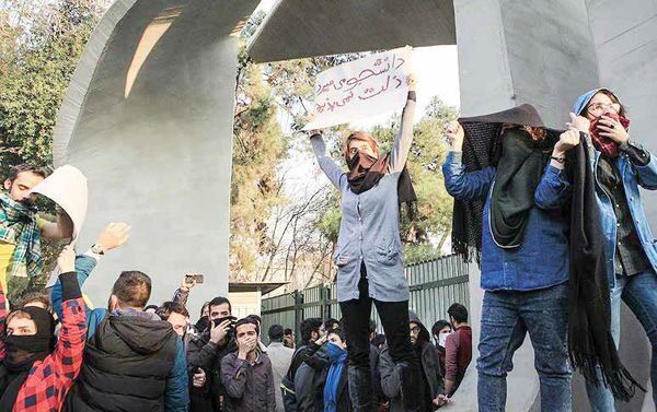 صدور حکم تعلیق به جای شنیدن صدای معترض صدور حکم تعلیق به جای شنیدن صدای معترض