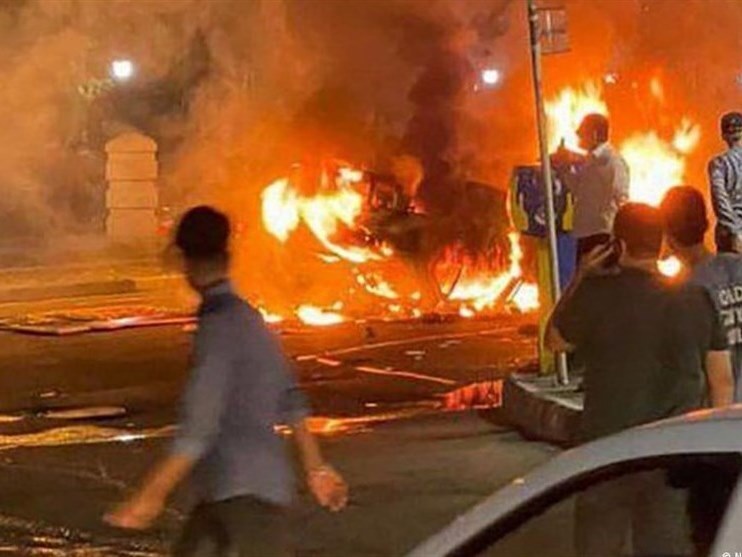 دیشب ۱۰۰ نفر در میدان بسیج آبدانان تجمع کردند و شعارهای ناهنجار سر دادند / این تجمع در اعتراض به دستگیری سجاد مرادی وندی، یکی از سردسته های حوادث اخیر و صدور حکم آیت عارفی نیا از فعالان فضای مجازی مرتبط با ناآرامی‌ها شکل گرفته بود