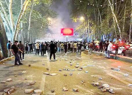 یکی بر سر شاخ بن میبرید یکی بر سر شاخ بن میبرید