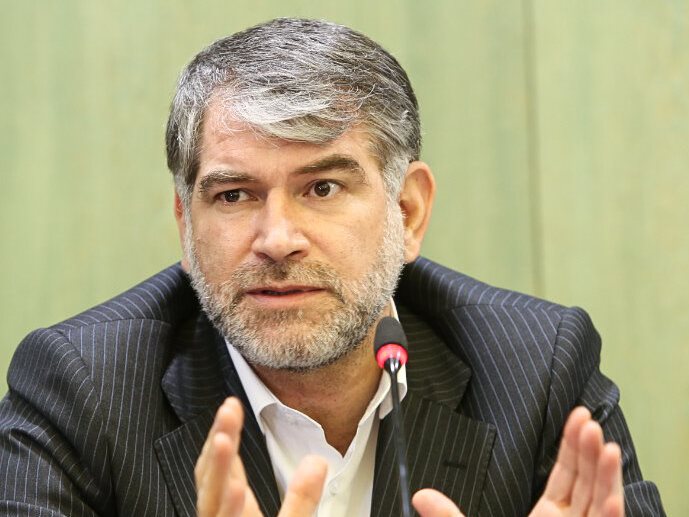 وزیر کشاورزی: یکی از کشور‌های همسایه ۳ میلیون تن کمبود گندم دارد؛ می‌خواهد این کمبود را به صورت قاچاق از ایران تامین کند؛ آرد را ۱۲ هزار تومان کردیم تا از قاچاق جلوگیری کنیم
