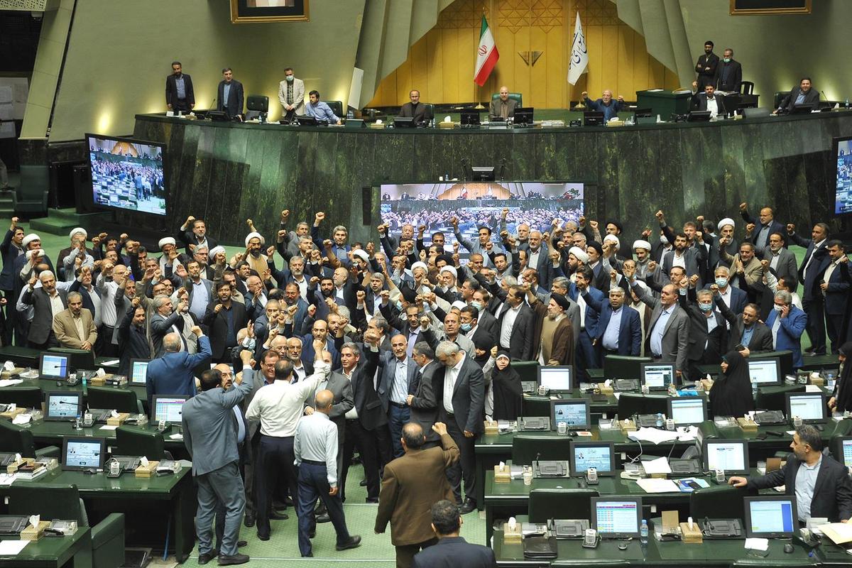چرایی عملکرد تنش‌زای نمایندگان انقلابی در حوادث اخیر/بیشتر این‌ها نماینده‌ی خواستِ مردم نیستند!