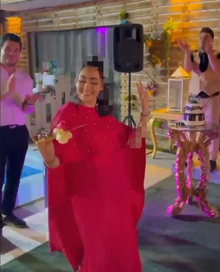 رقص چاقوی زیبای الهام حمیدی در جشن تولد/عکس