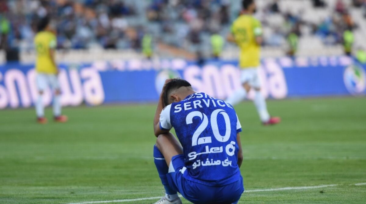 اثبات یک موضوع با مهار مهدی قایدی توسط هافبک‌ها و مدافعان تیم پرسپولیس
