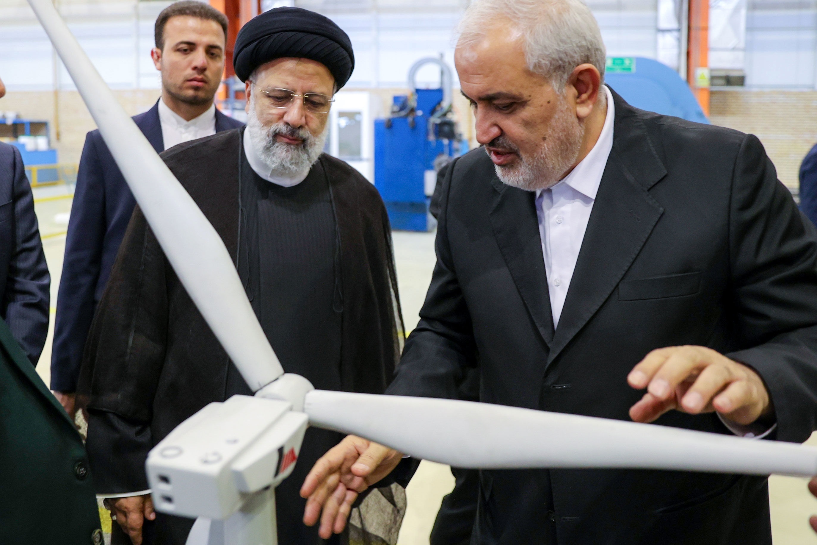 روزنامه جوان: شورای رقابت برخلاف دستور رئیسی خودرو‌های مونتاژی را گران کرده؛ وزیر صمت هم موضع‌گیری مشخصی نداشته / این شائبه به‌وجود آمده که علی‌آبادی هم می‌خواهد در زمین خودروسازان بازی کند؛ او صرفاً با جملات زیبا مثل برقی کردن خودرو‌ها، می‌خواهد زمان بخرد