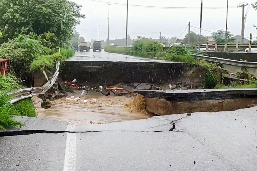 وضعیت اسفبار و باورنکردنیِ آستارا پس از سیل وضعیت اسفبار و باورنکردنیِ آستارا پس از سیل