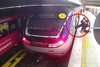 بیهوشی جنجال برانگیز ارمیتا گراوند در مترو بیهوشی جنجال برانگیز ارمیتا گراوند در مترو