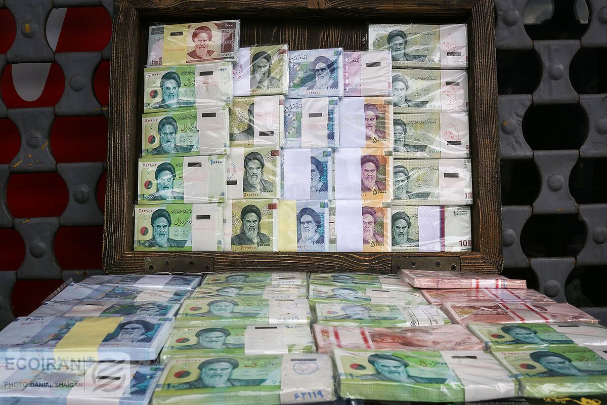 بیشترین سود بانکی به سپردههای بانکی در این بانک / هجوم مردم به سه بانک برای سپردهگذاری بیشترین سود بانکی به سپردههای بانکی در این بانک / هجوم مردم به سه بانک برای سپردهگذاری