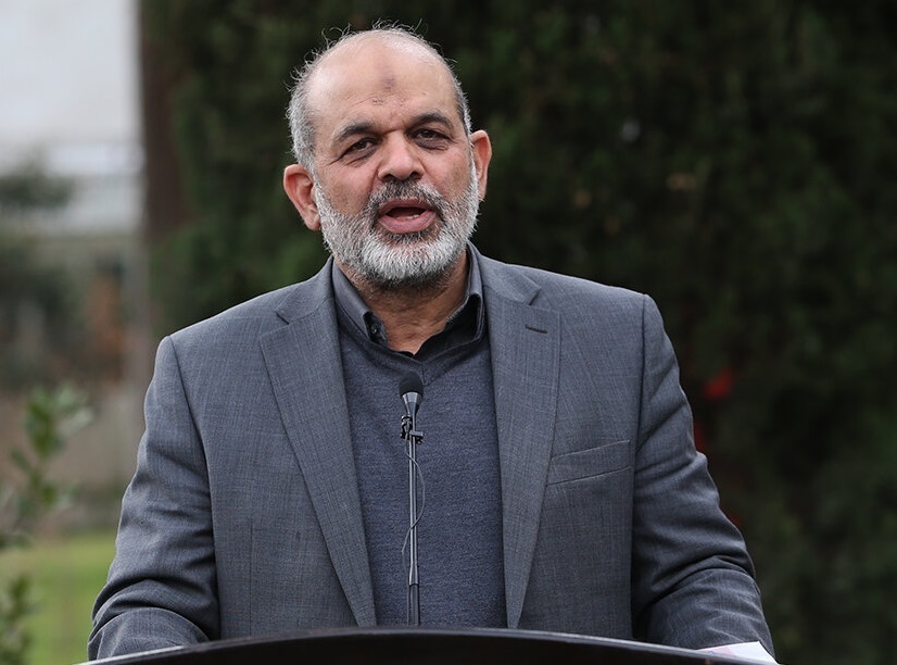 وزیر کشور: تذکر حجاب در مترو، ظاهرا توسط گروههای مردمی انجام میشود / ما مجوز خاصی برای این کار ندادهایم / کارشان در چارچوب امر معروف و نهی از منکر است / همه مردم برای این کار وظیفه دارند / این کار باید با ادبیات خوب و صرفا تذکر لسانی انجام شود؛ این گروهها در همین حد مجاز هستند وزیر کشور: تذکر حجاب در مترو، ظاهرا توسط گروههای مردمی انجام میشود / ما مجوز خاصی برای این کار ندادهایم / کارشان در چارچوب امر معروف و نهی از منکر است / همه مردم برای این کار وظیفه دارند / این کار باید با ادبیات خوب و صرفا تذکر لسانی انجام شود؛ این گروهها در همین حد مجاز هستند