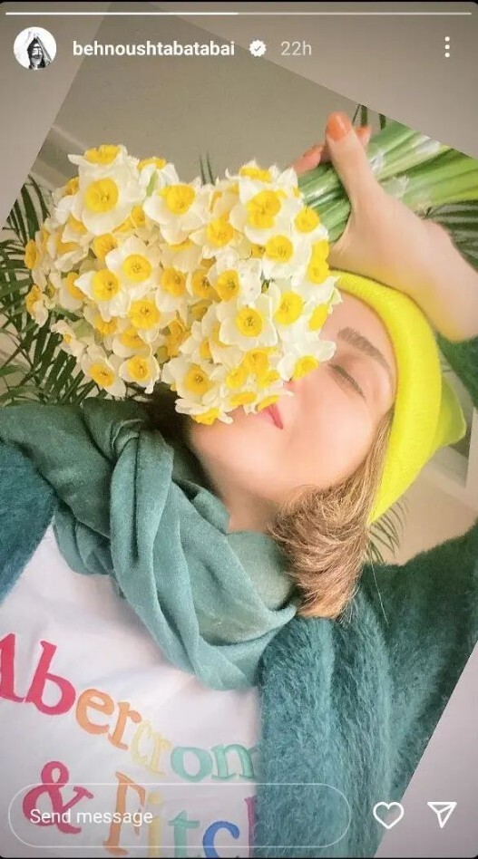 استایل پاییزی بهنوش طباطبایی با گل نرگس/عکس استایل پاییزی بهنوش طباطبایی با گل نرگس/عکس