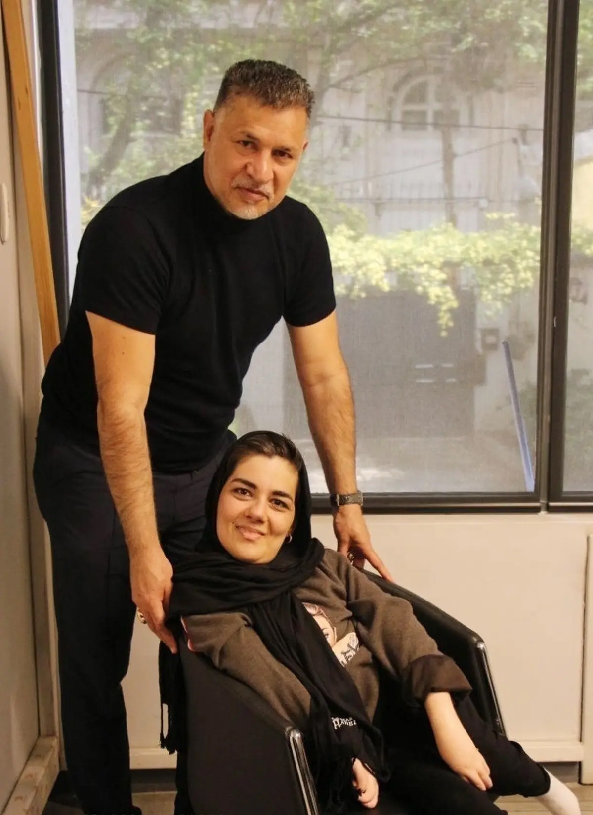 حضور دختر زیبای معروف در دفتر کار علی دایی+ عکس حضور دختر زیبای معروف در دفتر کار علی دایی+ عکس