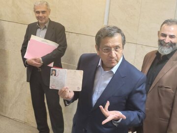 پاسخ عبدالناصر همتی به شوخی یک خبرنگار: دست من می لرزد؟ چشم تو می لرزد! پاسخ عبدالناصر همتی به شوخی یک خبرنگار: دست من می لرزد؟ چشم تو می لرزد!