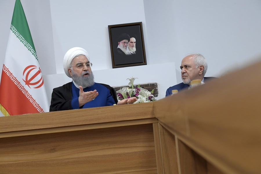 روحانی: مردم روز جمعه انتخابات ۹۲ را تکرار کنند/ نگذارید بار دیگر اقلیت بر اکثریت حاکم شود / برخی نامزد‌ها ادامه سه سال گذشته را می‌خواهند / همین که در هیچ مذاکره خارجی موفق نباشیم را می‌خواهید؟ می‌خواهید تحریم باقی بماند؟ / نمی‌شود از ۸۵ میلیون نفر ۷۰ میلیون را بگذاریم کنار / در تفکر آن‌ها مدیر خوب، مدیری است که آن‌ها تأیید کنند نه اینکه شایستگی‌اش را داشته باشد