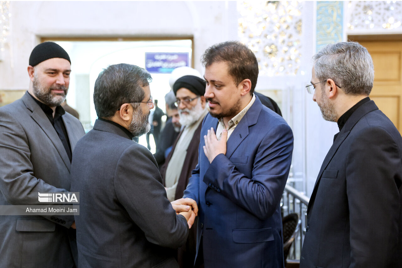 تصویری از داماد حدادعادل در مراسم چهلم امیرعبداللهیان