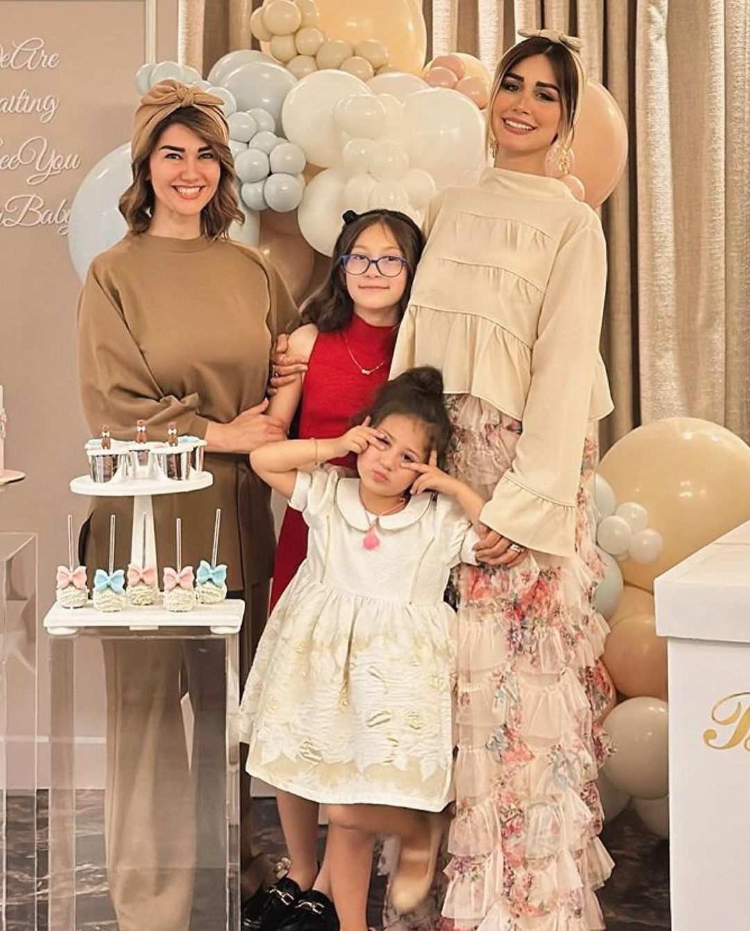 آقای بازیگر و خانوادهاش در جشن تعیین جنسیت