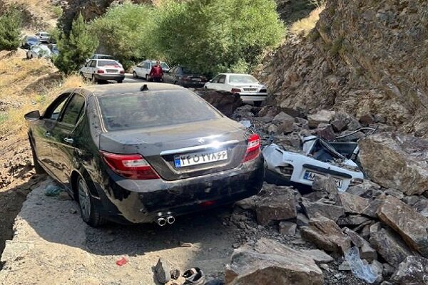 ریزش سنگ بر روی چند خودرو در تهران