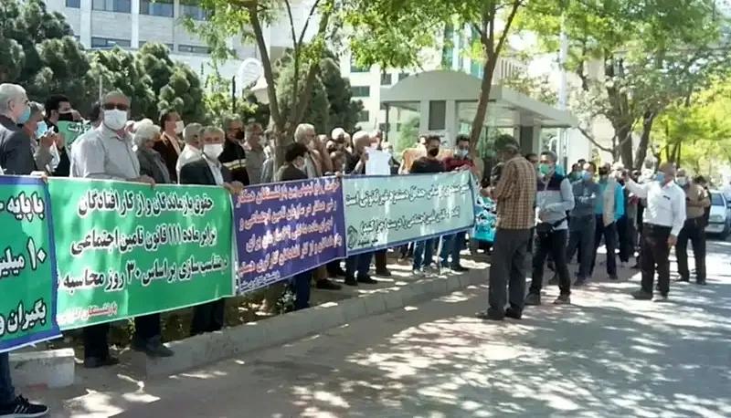 تجمع بازنشستگان تامین اجتماعی در چند شهر در اعتراض به مبلغ مستمری ها و تسهیلات درمانی تجمع بازنشستگان تامین اجتماعی در چند شهر در اعتراض به مبلغ مستمری ها و تسهیلات درمانی