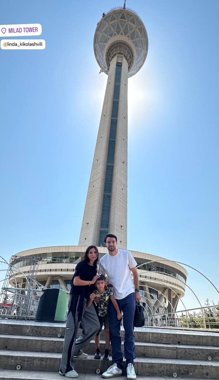 گشتوگذار خانوادگی ستاره خارجی پرسپولیس در برج میلاد گشتوگذار خانوادگی ستاره خارجی پرسپولیس در برج میلاد