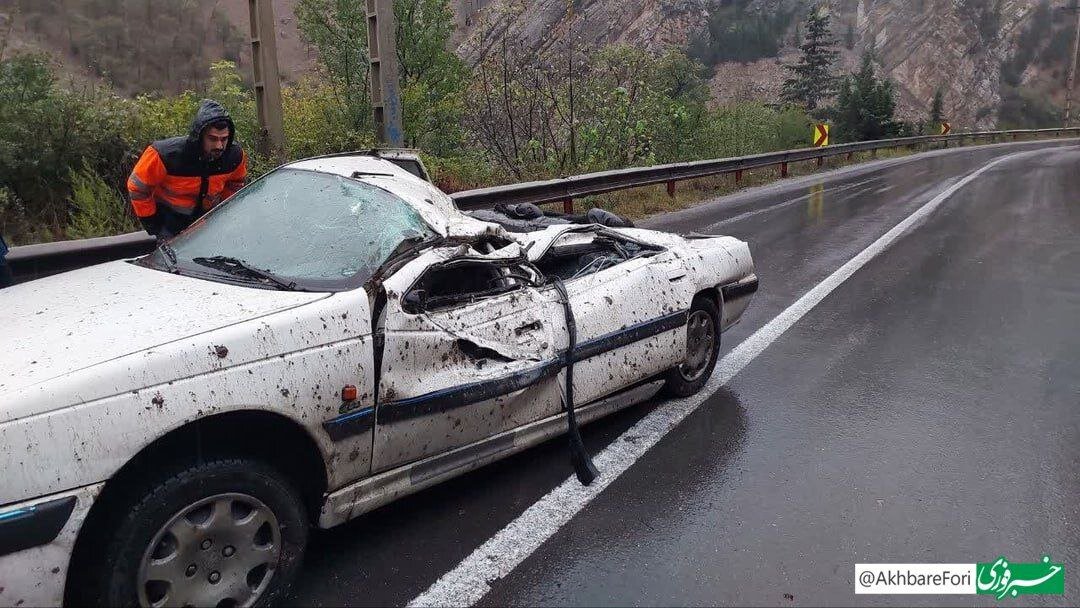 سقوط سنگ روی خودرو در جاده چالوس؛ پژو مچاله شد