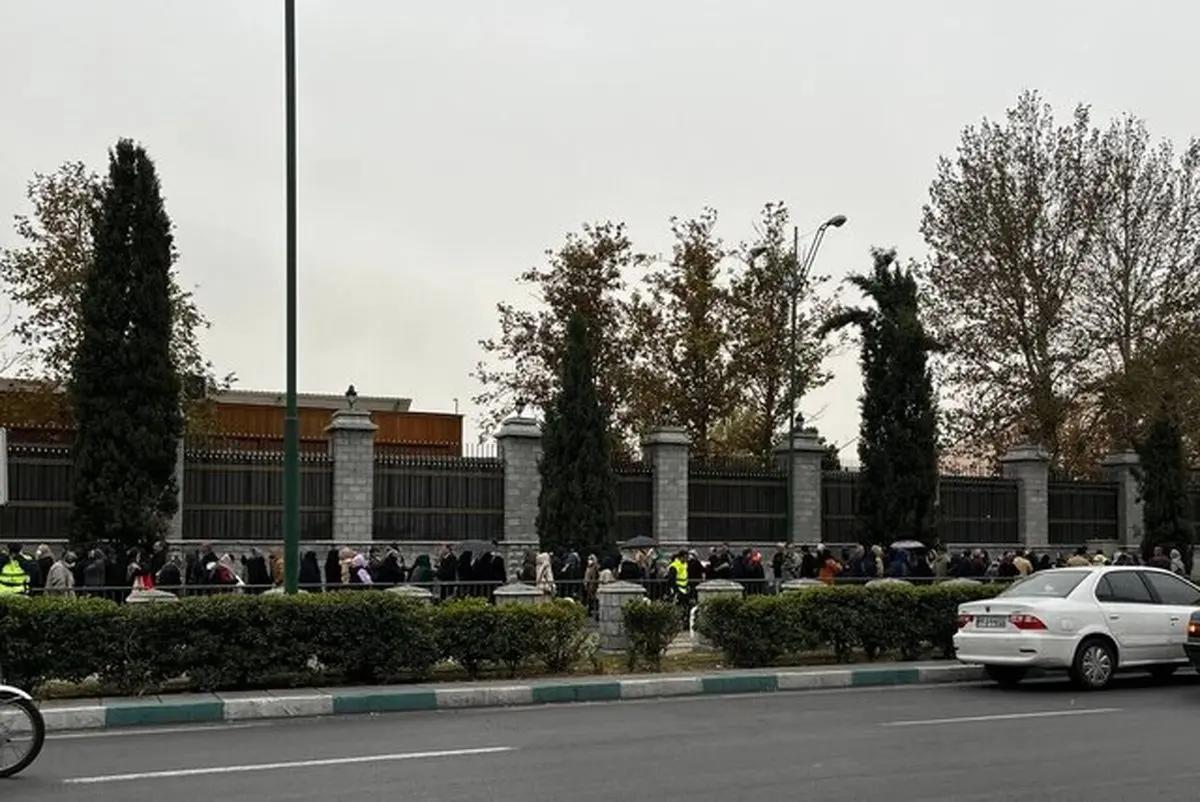 تجمع اعتراضی معلمان و فرهنگیان بازنشسته مقابل مجلس در روز بارانی تجمع اعتراضی معلمان و فرهنگیان بازنشسته مقابل مجلس در روز بارانی