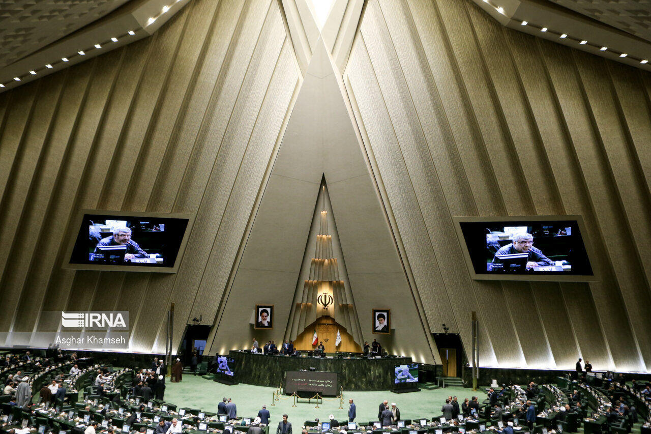 سقف خالص پرداختی حقوقبگیران و بازنشستگان تعیین شد سقف خالص پرداختی حقوقبگیران و بازنشستگان تعیین شد