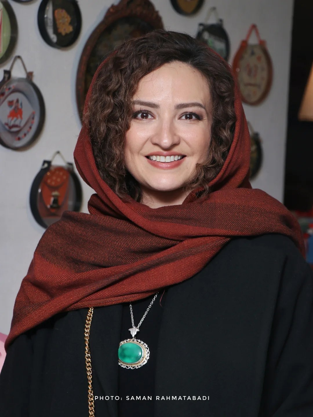 (عکس) گلاره عباسی با استایل خاص و گردنبند زمردین در رونمایی از کتاب شبنم مقدمی