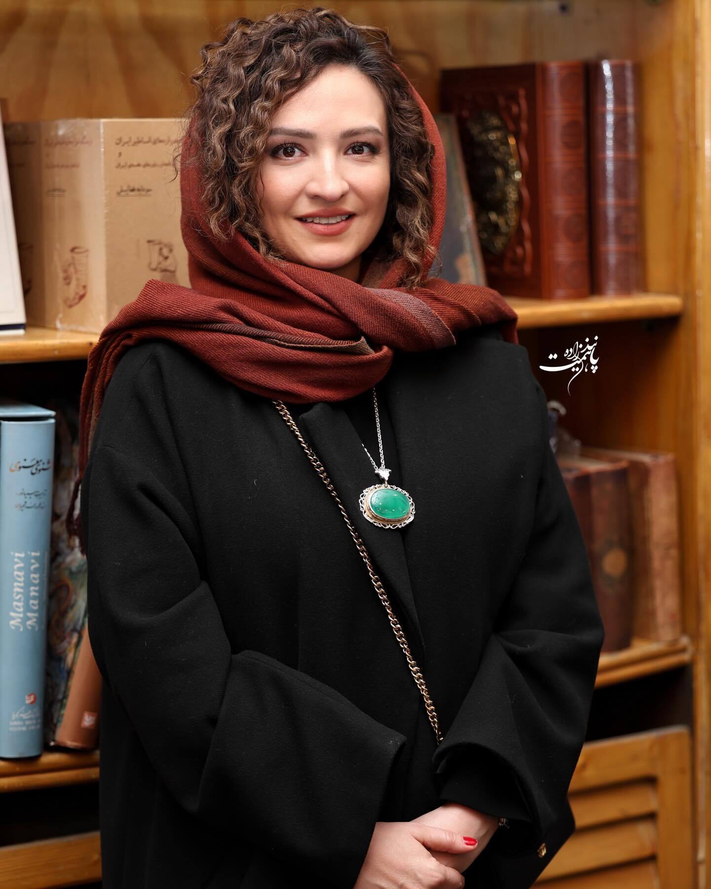 (عکس) گلاره عباسی با استایل خاص و گردنبند زمردین در رونمایی از کتاب شبنم مقدمی
