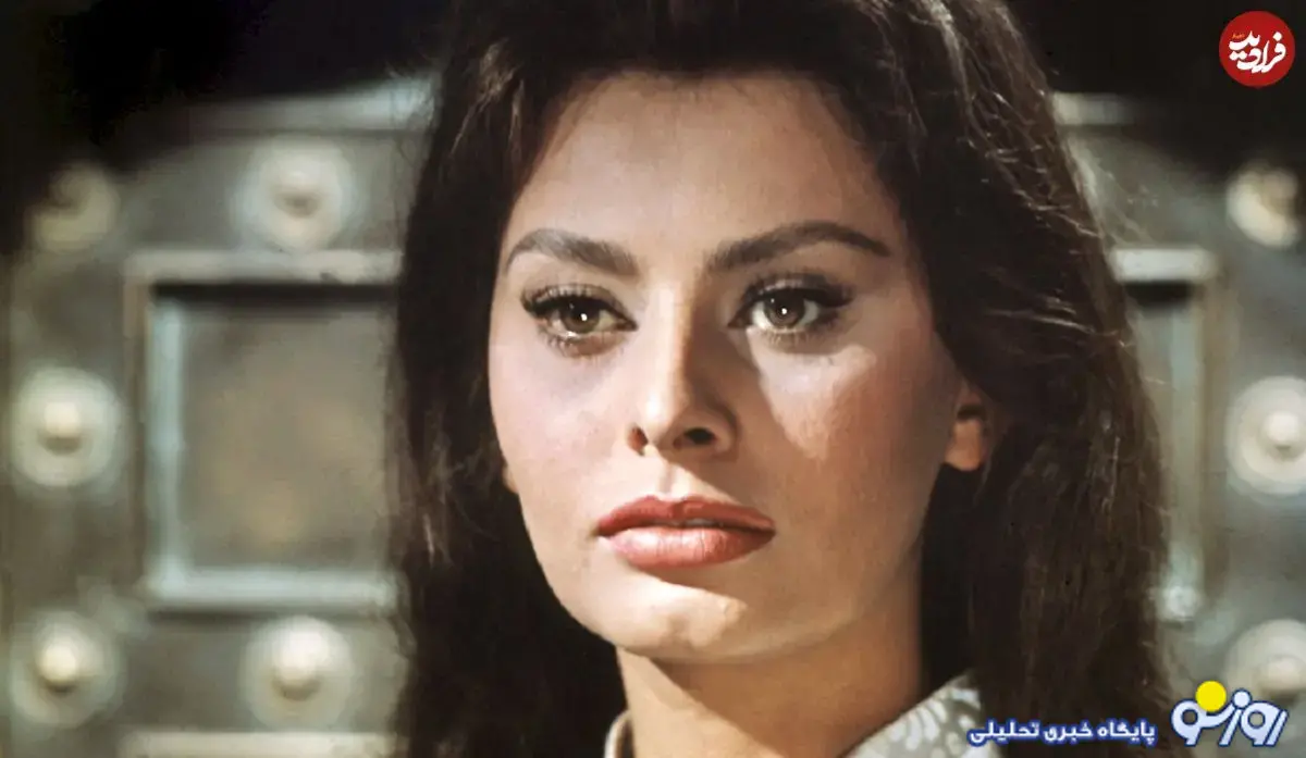 عکسی از سوفیا لورن در حال آماده شدن برای دیدار با ملکه الیزابت عکسی از سوفیا لورن در حال آماده شدن برای دیدار با ملکه الیزابت