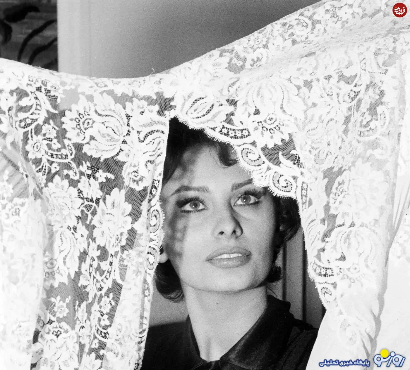 عکسی از سوفیا لورن در حال آماده شدن برای دیدار با ملکه الیزابت عکسی از سوفیا لورن در حال آماده شدن برای دیدار با ملکه الیزابت