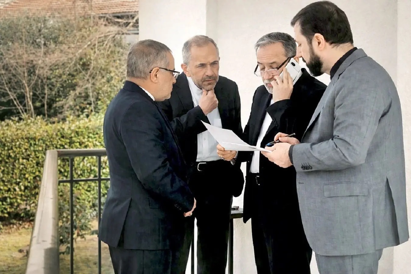 ایران امتیازات تازهای را پیشنهاد کرده / تهران به طور جدی ترکیبی از ارسال نیمی از ذخایر اورانیوم خود به خارج، رقیقسازی مابقی و مشارکت در ایجاد یک کنسرسیوم غنیسازی منطقهای را بررسی خواهد کرد / تهران همچنین پیشنهادهایی برای مشارکت شرکتهای آمریکایی بهعنوان پیمانکار در صنایع بزرگ نفت و گاز ایران ارائه کرده / با ادامه مذاکرات، امکان دستیابی به یک توافق موقت وجود دارد ایران امتیازات تازهای را پیشنهاد کرده / تهران به طور جدی ترکیبی از ارسال نیمی از ذخایر اورانیوم خود به خارج، رقیقسازی مابقی و مشارکت در ایجاد یک کنسرسیوم غنیسازی منطقهای را بررسی خواهد کرد / تهران همچنین پیشنهادهایی برای مشارکت شرکتهای آمریکایی بهعنوان پیمانکار در صنایع بزرگ نفت و گاز ایران ارائه کرده / با ادامه مذاکرات، امکان دستیابی به یک توافق موقت وجود دارد