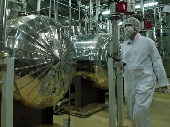 ادعای کان نیوز به نقل از دیپلمات عرب: تهران آمادگی دارد سطح غنیسازی اورانیوم خود را از ۶۰ درصد به حدود ۳.۶ درصد کاهش دهد / بر اساس پیشنویس، ایران غنیسازی اورانیوم را به مدت هفت سال تعلیق خواهد کرد، در حالی که واشنگتن به دنبال تعهدی دهساله است/ اختلاف عمده مربوط به ذخایر چند صد کیلوگرمی اورانیوم است؛ تهران از انتقال این مواد به خارج از کشور خودداری میکند و تنها با رقیقسازی آن موافق است ادعای کان نیوز به نقل از دیپلمات عرب: تهران آمادگی دارد سطح غنیسازی اورانیوم خود را از ۶۰ درصد به حدود ۳.۶ درصد کاهش دهد / بر اساس پیشنویس، ایران غنیسازی اورانیوم را به مدت هفت سال تعلیق خواهد کرد، در حالی که واشنگتن به دنبال تعهدی دهساله است/ اختلاف عمده مربوط به ذخایر چند صد کیلوگرمی اورانیوم است؛ تهران از انتقال این مواد به خارج از کشور خودداری میکند و تنها با رقیقسازی آن موافق است