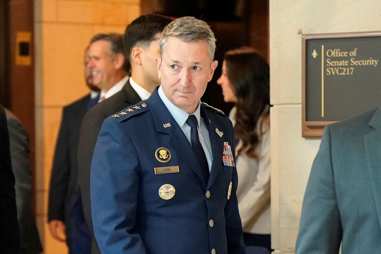 در جلسات پنتاگون، رئیس ستاد کل ارتش نگرانیهایی درباره وسعت، پیچیدگی و احتمال تلفات نیروهای آمریکایی در حمله به ایران مطرح کرده /این نگرانیها با لحن پرطمطراق صادر شده از کاخ سفید، جایی که ترامپ درباره سهولت پیروزی ارتش آمریکا خوشبین بوده همخوانی نداشته / برخی میگویند کین در مقابل ترامپ به اندازه کافی قاطع نبوده در جلسات پنتاگون، رئیس ستاد کل ارتش نگرانیهایی درباره وسعت، پیچیدگی و احتمال تلفات نیروهای آمریکایی در حمله به ایران مطرح کرده /این نگرانیها با لحن پرطمطراق صادر شده از کاخ سفید، جایی که ترامپ درباره سهولت پیروزی ارتش آمریکا خوشبین بوده همخوانی نداشته / برخی میگویند کین در مقابل ترامپ به اندازه کافی قاطع نبوده