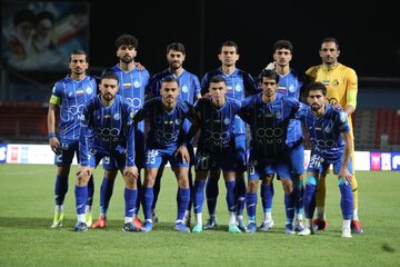 بختیاریزاده ۴ بازیکن استقلال را اخراج کرد! بختیاریزاده ۴ بازیکن استقلال را اخراج کرد!