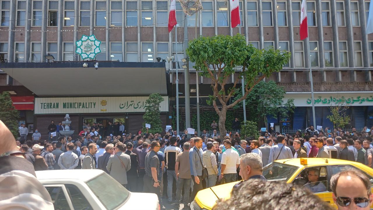 تجمع کارکنان مترو مقابل ساختمان شهرداری تهران در اعتراض به نحوه محاسبه حقوق فروردین تجمع کارکنان مترو مقابل ساختمان شهرداری تهران در اعتراض به نحوه محاسبه حقوق فروردین