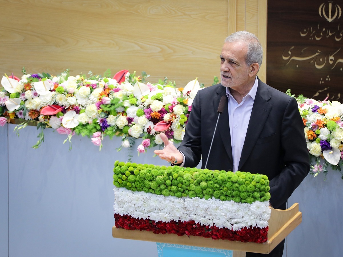 پزشکیان: هرگز حاضر نیستم کاری انجام دهم که کشور به هم بریزد / اگر فردی بی‌حجاب است، اما کاری به دین ندارد، نباید با رفتاری نادرست کاری کنیم که ضد دین شود / اگر با یک اقدام ما، آمریکا یا اسرائیل بتوانند موج‌سازی و از آن سوءاستفاده کنند، نباید آن اقدام را انجام دهیم / نمی‌خواهم موجی ایجاد شود که دیگر نتوانم آن را جمع کنم؛ این کار را بلد نیستم، اما به اعتقاداتم پایبندم