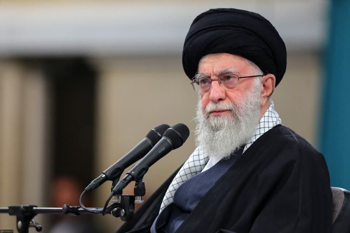 رهبر انقلاب: برآمدنِ حوزه‌ مبارک قم، پدیده‌ای بی‌نظیر بود که در میانه‌ی حوادثی بزرگ و سهمگین رخ داد؛ در ایران، یک قزّاق بی‌رحم و طمّاع و بی‌شخصیّت را به تدریج برکشیده و به صدارت و سپس پادشاهی رسانده بودند / تیغ آخته‌ی رضاخانی برای محو نشانه‌ها و پایه‌های دین، به صغیر و کبیر رحم نمی‌کرد / مهمترین وظیفه حوزه، بلاغ مبین و زمینه‌سازی برای تمدن نوین اسلامی است