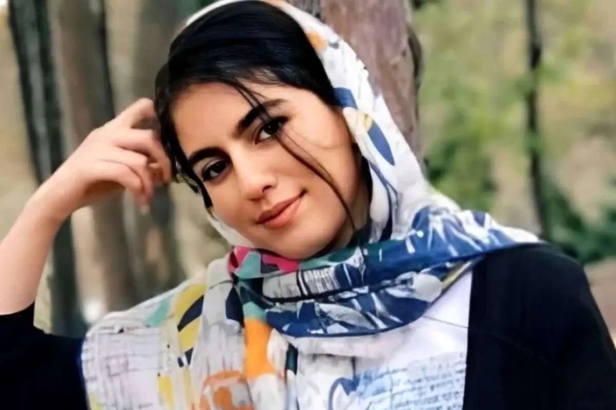 تصویری از مزار مرحومه الهه حسین نژاد با پرچم پرسپولیس