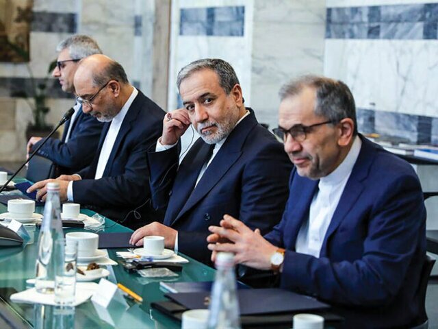 عراقچی: این دور از مذاکرات، «یکی از حرفه‌ای‌ترین ادوار مذاکراتی» بود / فضای حاکم بر مذاکرات امروز، با توجه به پیشنهادهایی که از سوی عمان برای رفع موانع ارائه شد، احتمال دستیابی به پیشرفت را تقویت کرده  / امیدوارم در یکی دو جلسه آینده بتوانیم به راهکار‌هایی دست یابیم / همین که اکنون گفت‌وگوها در مسیر معقولی قرار گرفته‌اند، خود نشانه‌ای از پیشرفت است