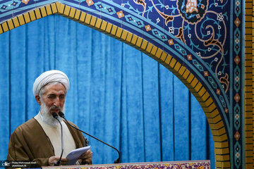مسیح مهاجری: کاظم صدیقی همان موقع که پرونده باغ ازگل افشا شد، به جای آنکه از امامت جمعه و سمت هایش کناربرود، بی صداقتی به خرج داد و آن را توجیه کرد