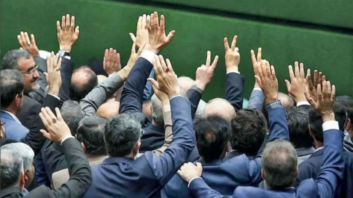 روزنامه هم میهن: چرا تندروها در برابر فساد بزرگ چای دبش و دستگیری پسر و عروس صدیقی ساکتند؟ روزنامه هم میهن: چرا تندروها در برابر فساد بزرگ چای دبش و دستگیری پسر و عروس صدیقی ساکتند؟