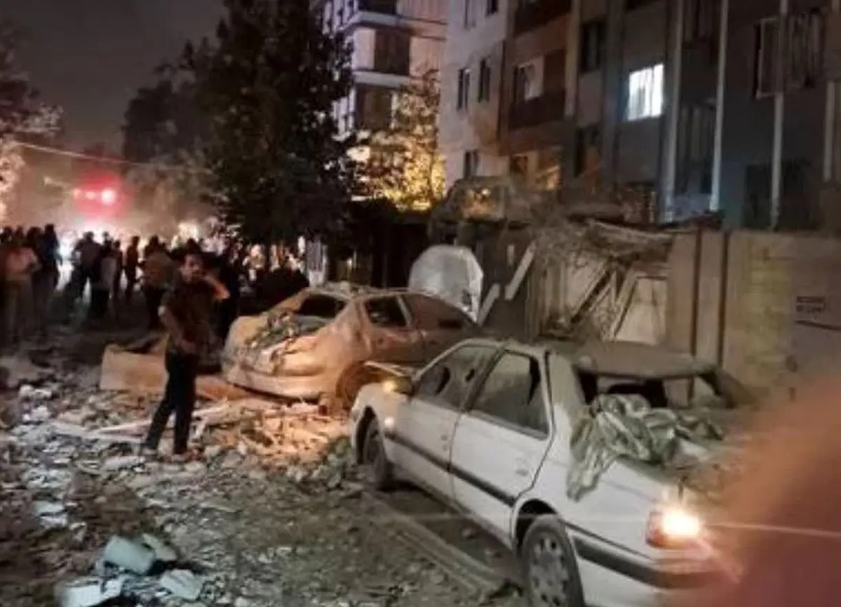 ایسنا: ساختمان‌های مسکونی در سعادت‌آباد، نوبنیاد، شهرک محلاتی و کوهک تهران هدف حملات اسرائیل قرار گرفته‌اند / در خیابان فرحزاد یک ساختمان دچار حریق شد؛ پیکر مادر و کودکی در محل مشاهده شده / از میدان کلاهدوز، ستونی از دود بلند شده / طبقه ششم یک ساختمان در سعادت آباد مورد اصابت قرار گرفته؛ دستور تخلیه اطراف ساختمان صادر شده / ۵ شهید و ۲۰ مجروح از ساختمان  آسیب دیده از نارمک خارج شده