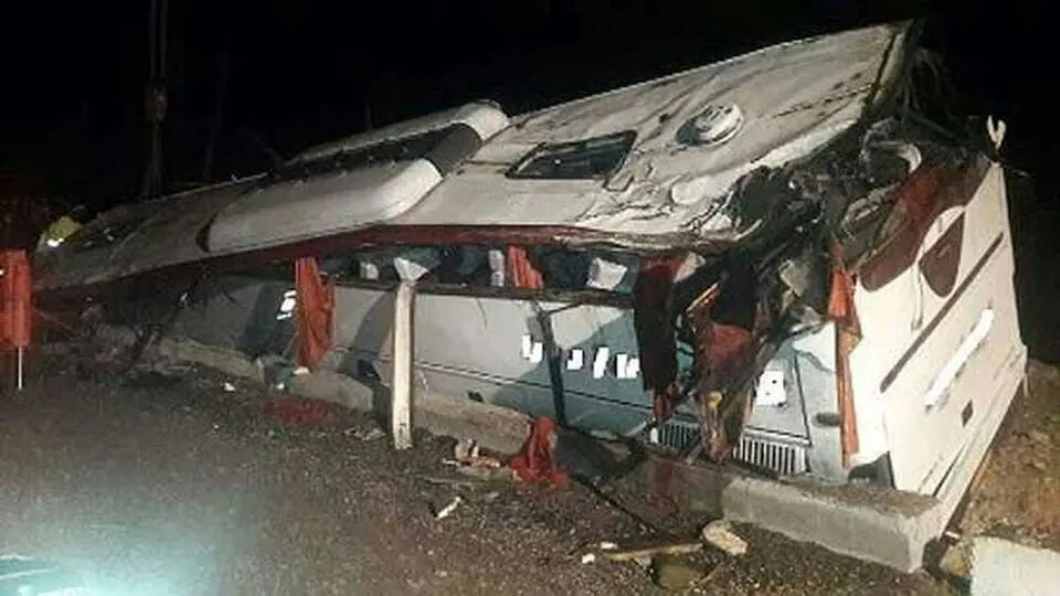 واژگونی اتوبوس در جاده اصفهان به دامغان ۲۷ حادثه‌دیده داشت