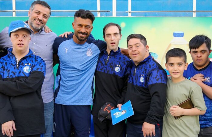 عکس از رامین رضاییان در کنار کودکان سندروم داون