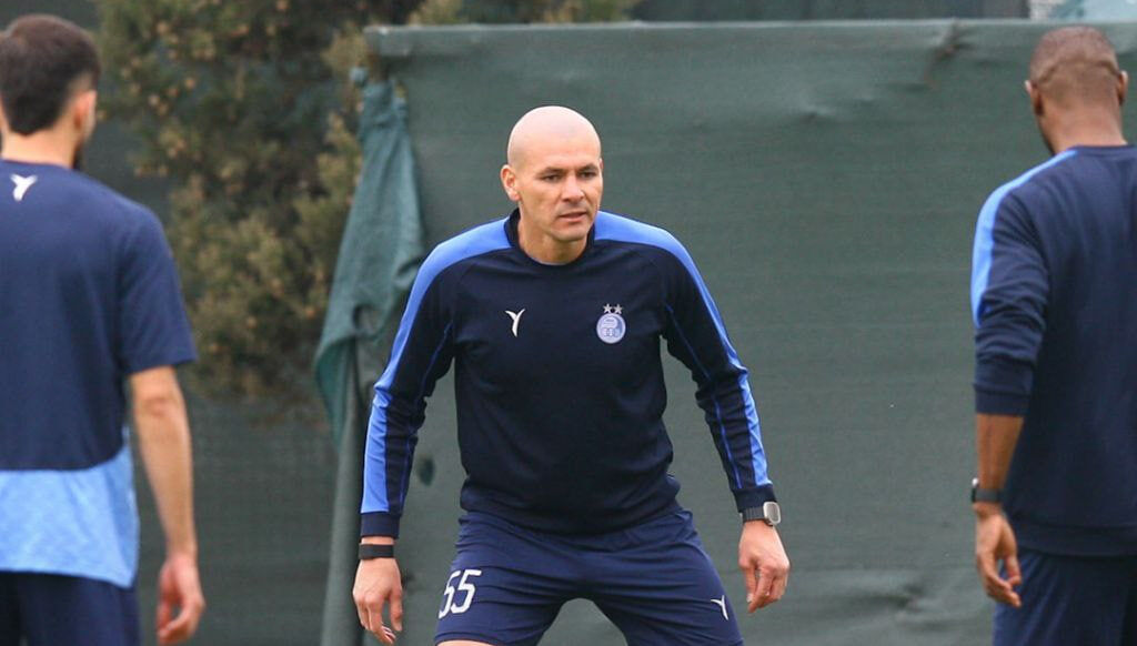 مدافع استقلال در برزیل تمرین کرد +عکس مدافع استقلال در برزیل تمرین کرد +عکس